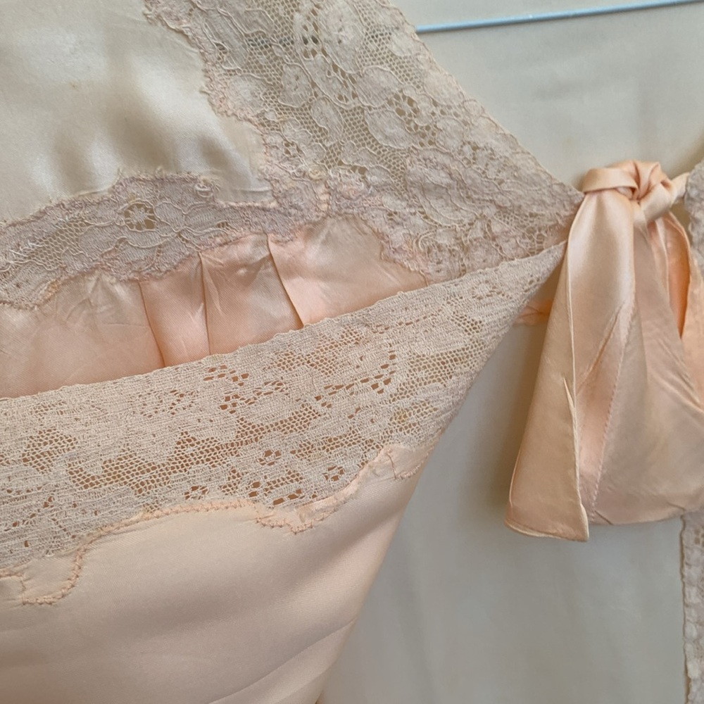 Vintage Sleep Jacket- Soft peachy pink with elegant lace trim- Lovely piece! - Picture 12 of 16